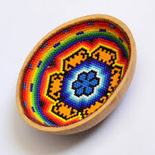 arte huichol con chaquiras coloridas