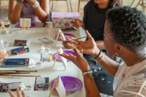 adultos haciendo manualidades en grupo