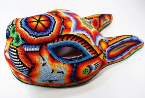 mascara de conejo hecha con arte huichol