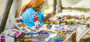 mujer realizando arte huichol