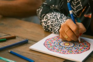 mujer adulta practicando creatividad y mindfulness con manualidades
