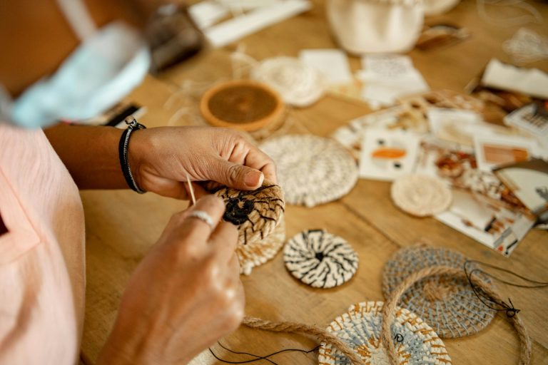 mujer haciendo manualidades