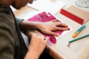 persona haciendo manualidades en una tela