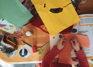 materiales para un taller creativo sobre una mesa
