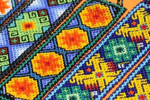 taller de arte huichol para adultos en Granada materiales