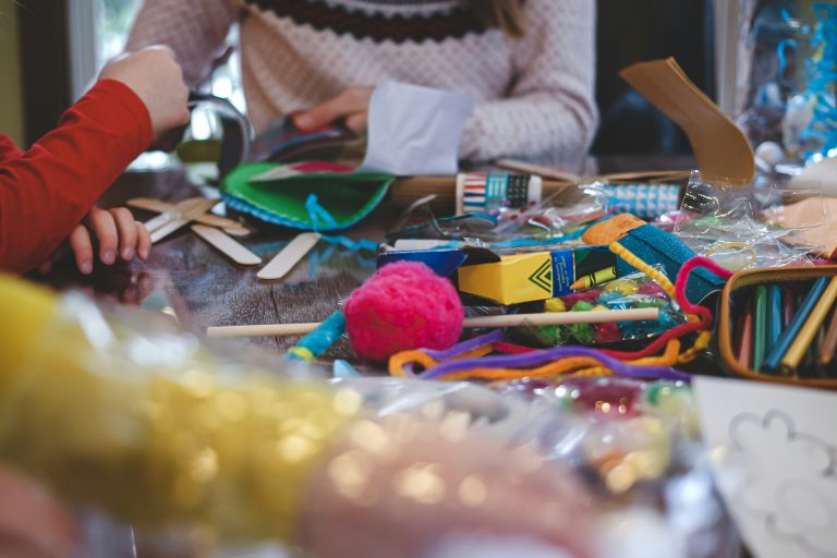 materiales para hacer manualidades sobre una mesa