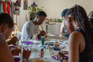 talleres creativos para empresas en Granada grupo de personas