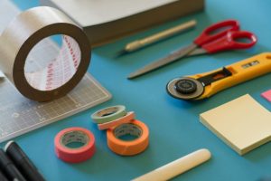 materiales básicos para empezar en manualidades sobre la mesa