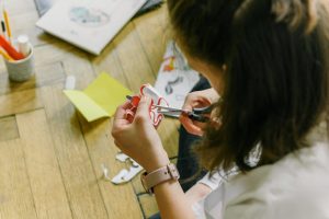 mujer adulta haciendo tinkering