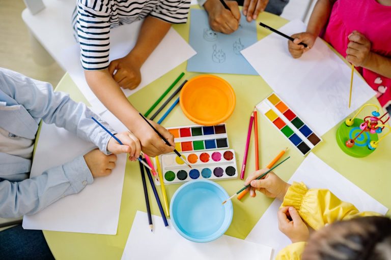 varias personas utilizando pinceles