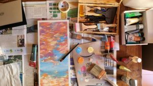 materiales de pintura sobre una mesa para superar el bloqueo creativo