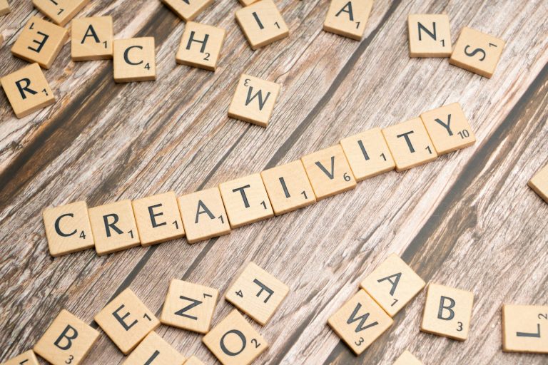 fichas deletreando la palabra creatividad