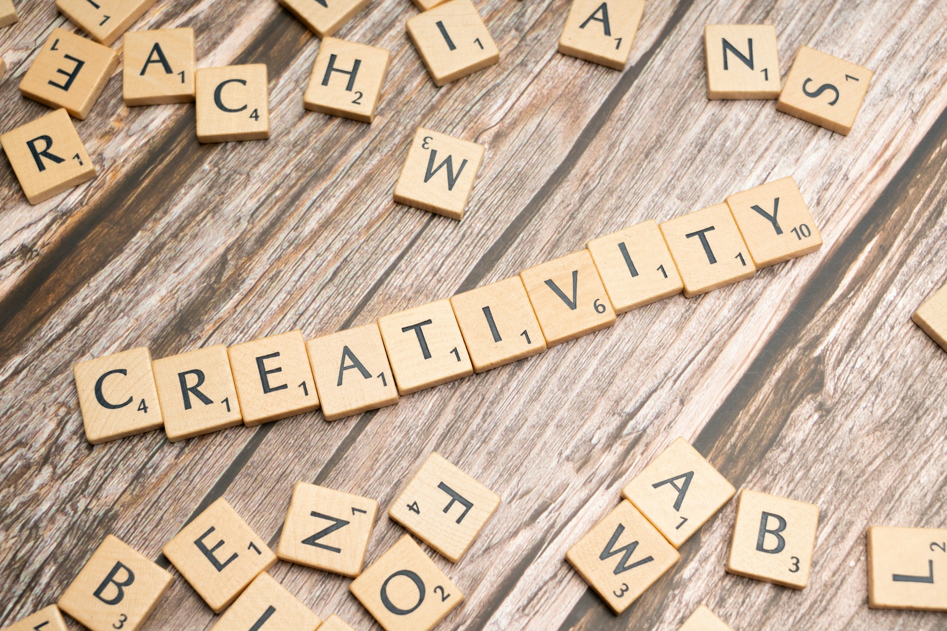 fichas deletreando la palabra creatividad