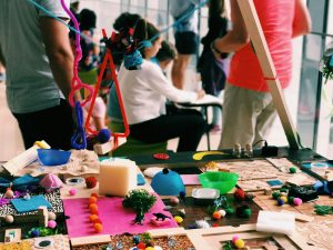 adultos desarrollando la creatividad en un taller creativo