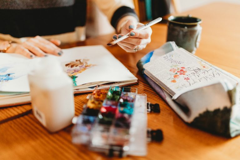 Persona realizando un taller para desarrollar la creatividad en adultos