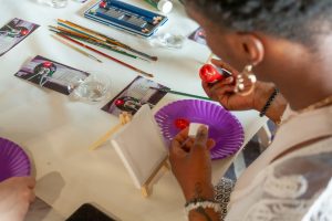 mujer haciendo ejercicios de creatividad para adultos